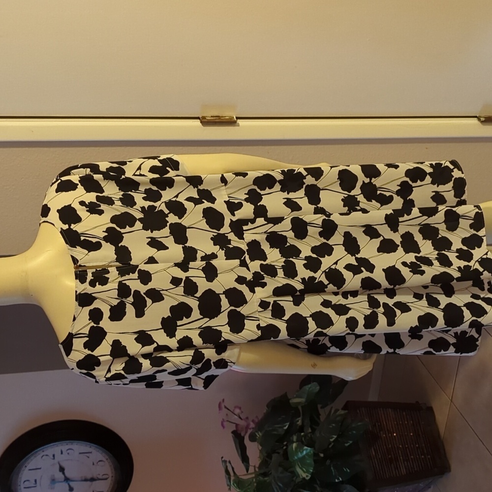 - Vince Camuto Plus Size High Low Black White Flowing Blouse - Picture 4 of 9